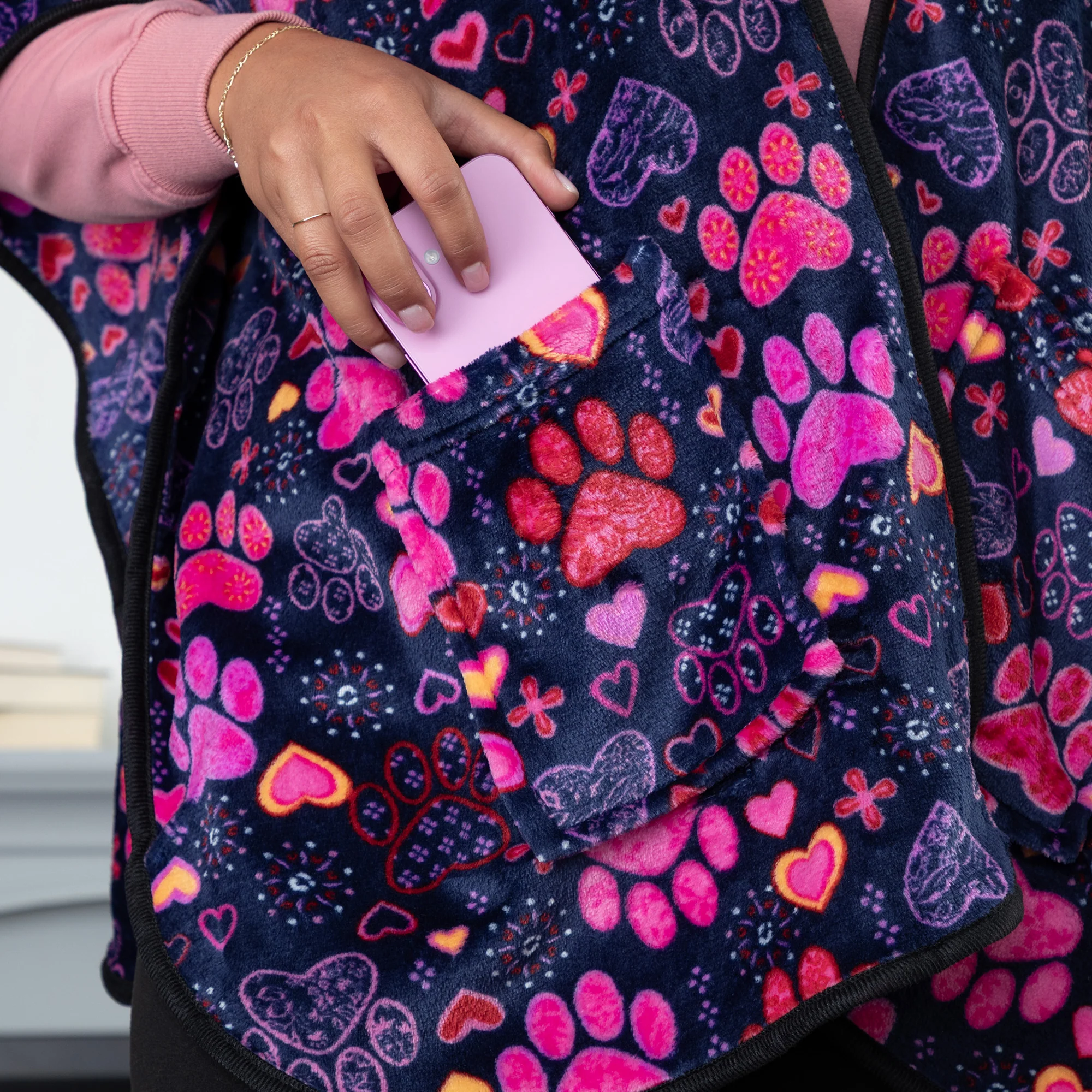 Super Cozy&trade; Paw Print Pocket Shawl - Image 18