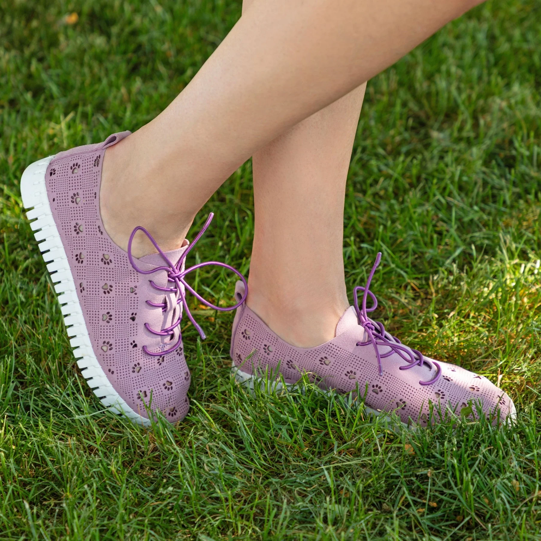Cut-Out Paw Print Casual Sneakers - Image 15