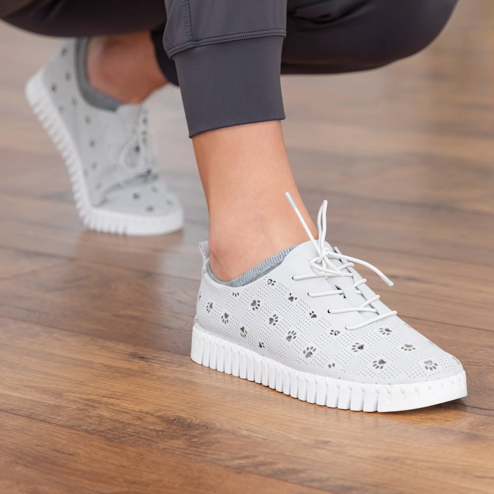 Cut-Out Paw Print Casual Sneakers - Image 3