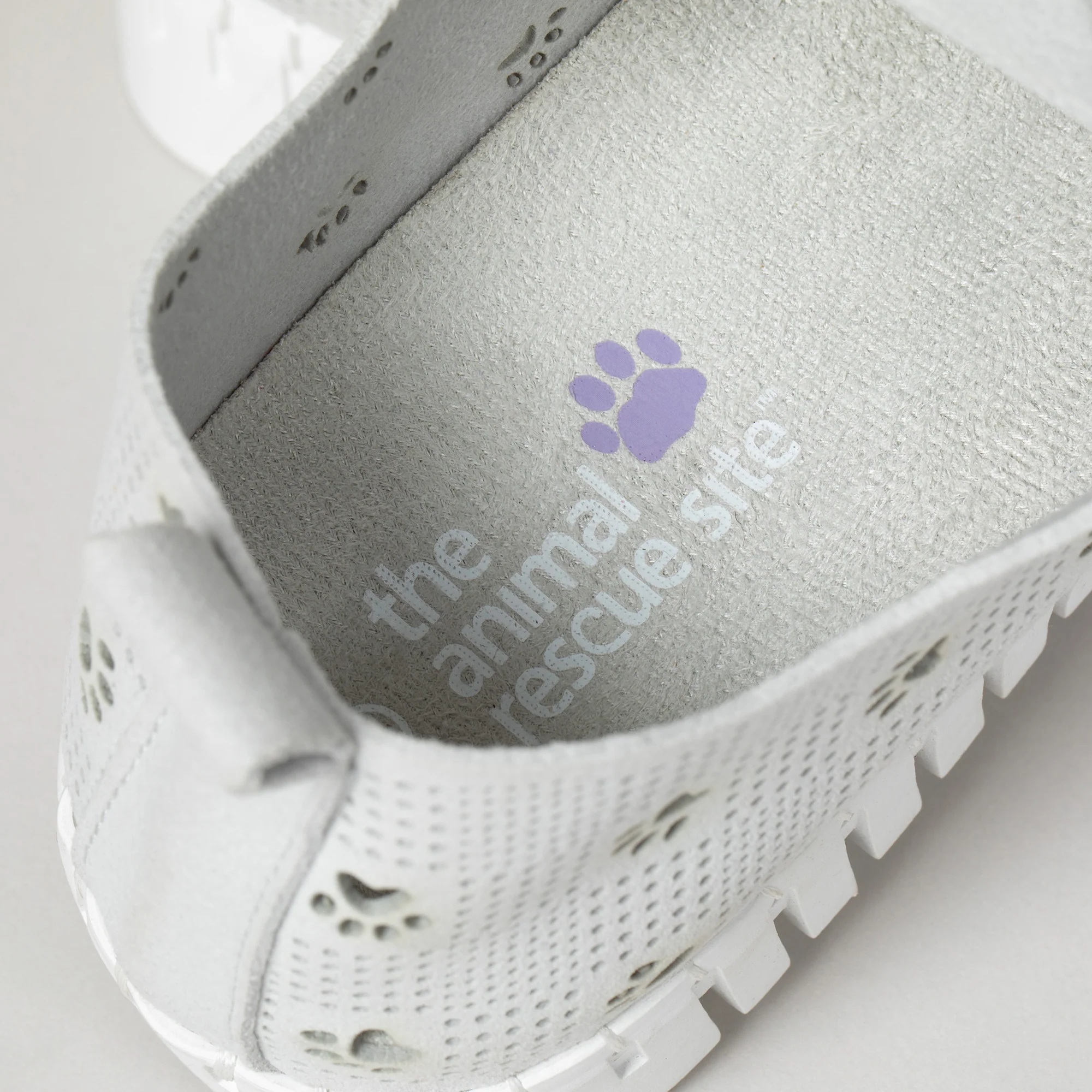 Cut-Out Paw Print Casual Sneakers - Image 5