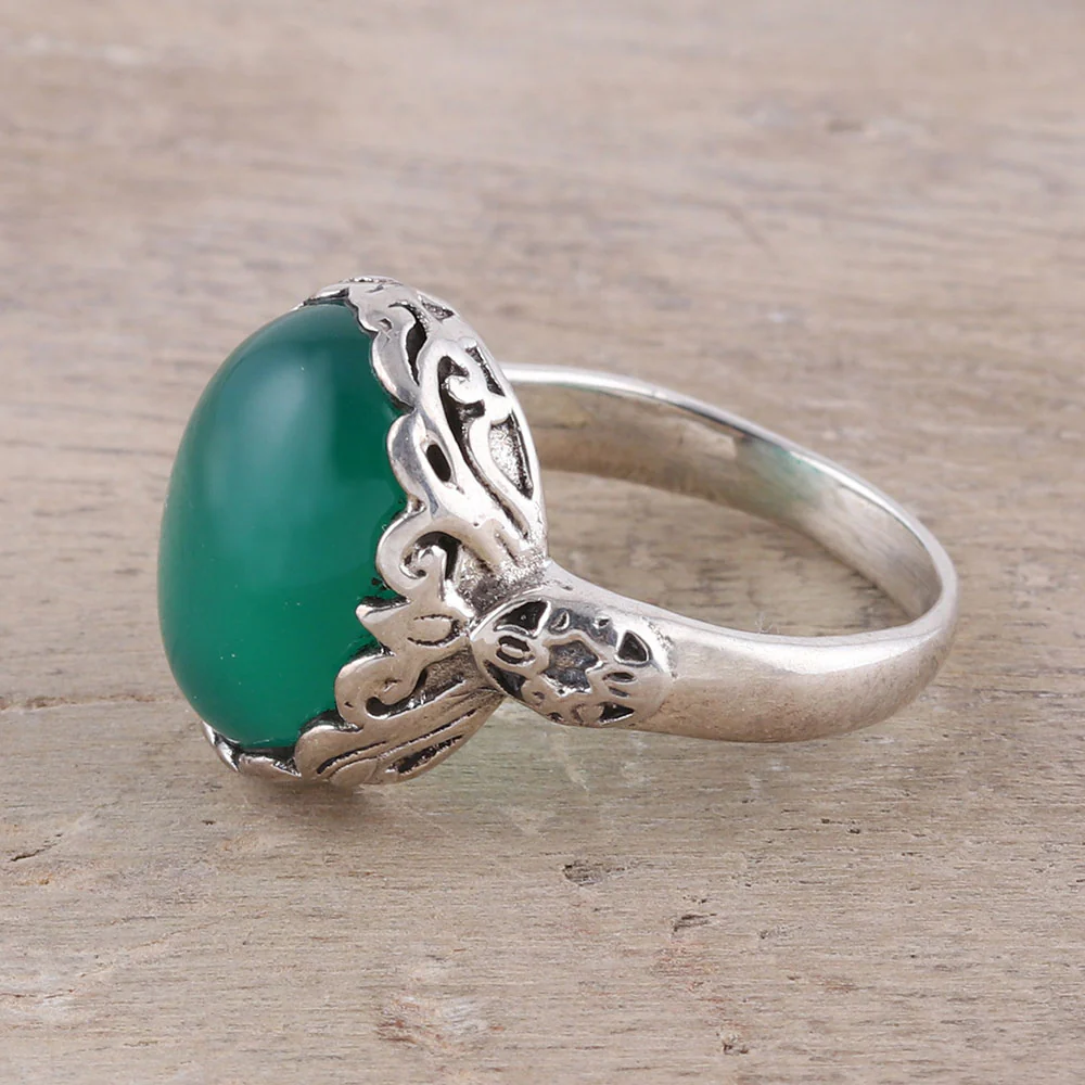 Glamorous Beauty in Green Oval Onyx Cocktail Ring in Green from India - Image 3