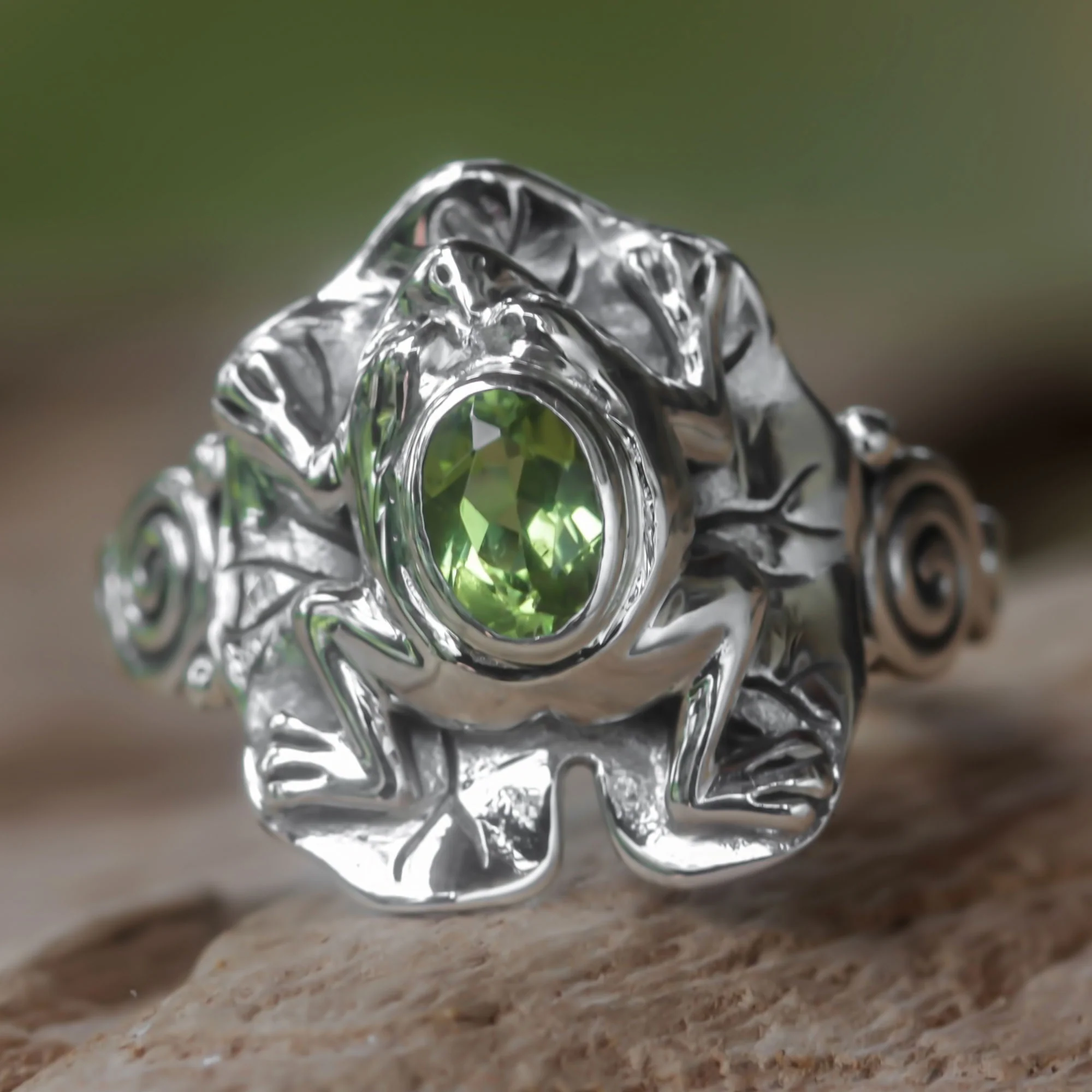 Green Rainforest Frog Silver Peridot Ring - Image 3