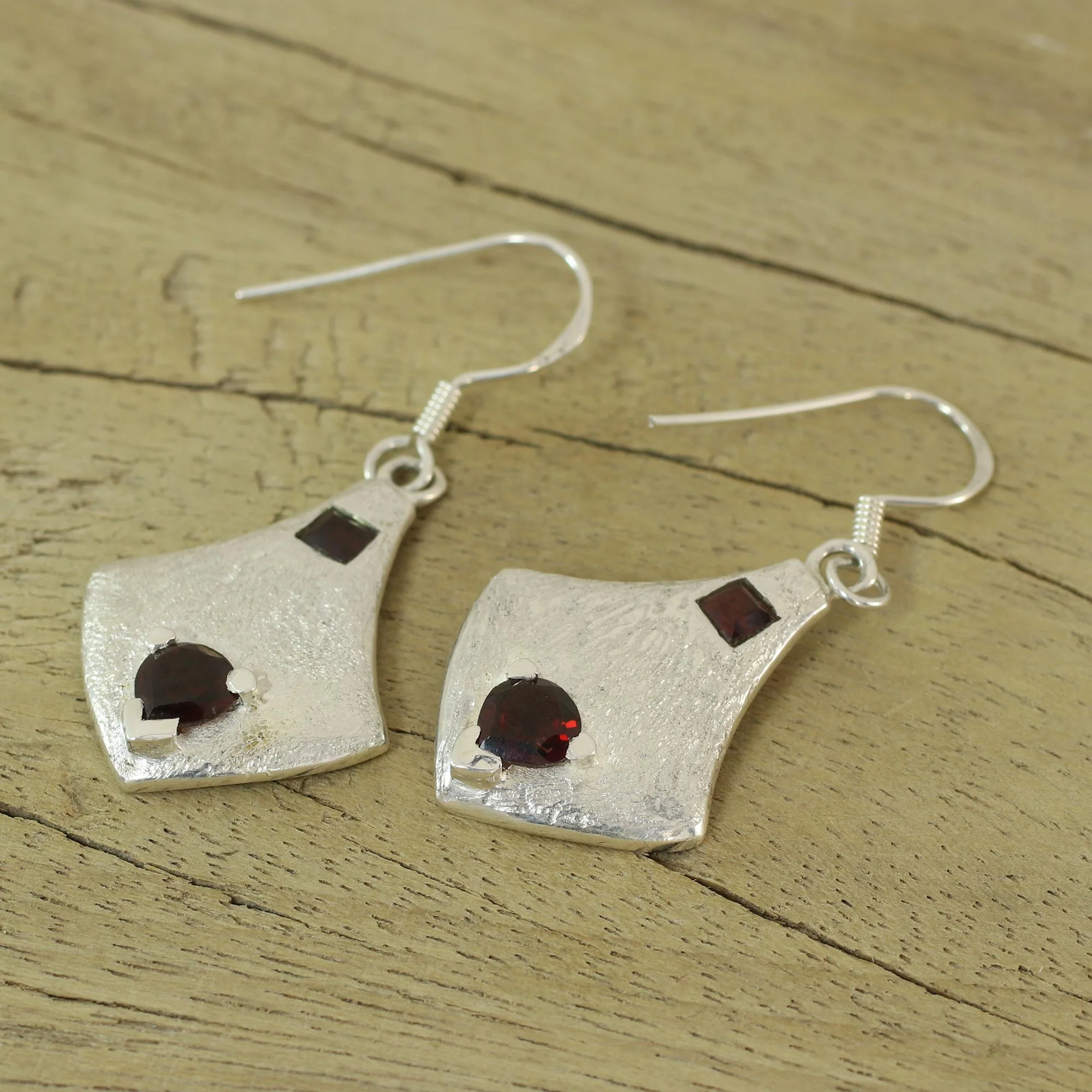 Safeguard Garnet dangle earrings - Image 3