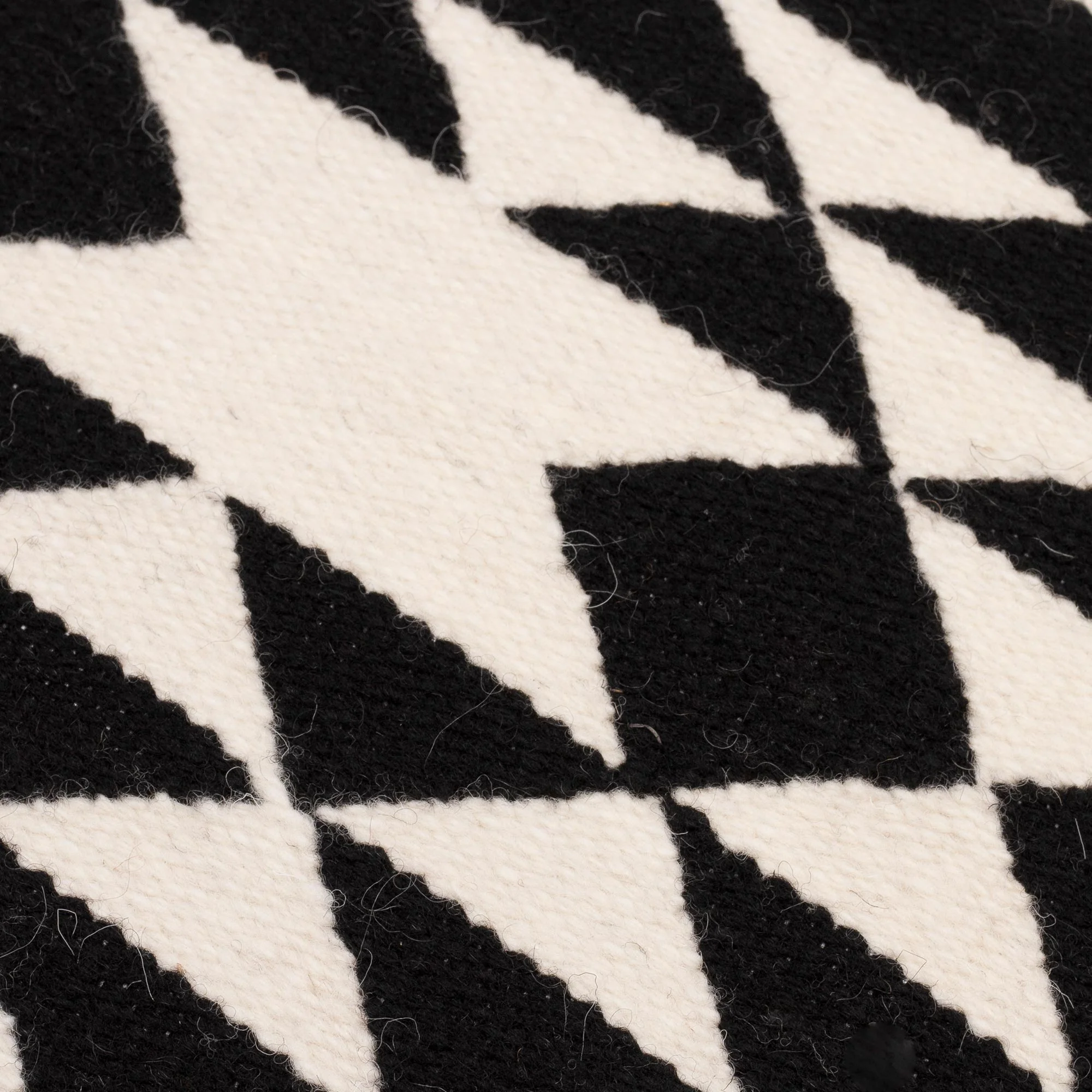 Symmetric Diamond Diamond Pattern Wool Cushion Cover from Peru - Image 4